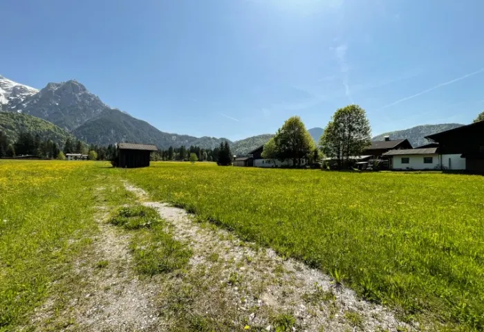 GRUNDSTÜCK