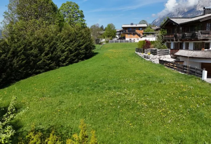 GRUNDSTÜCK