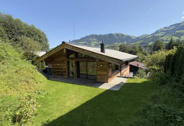 AUSSENANSICHT mit Garten