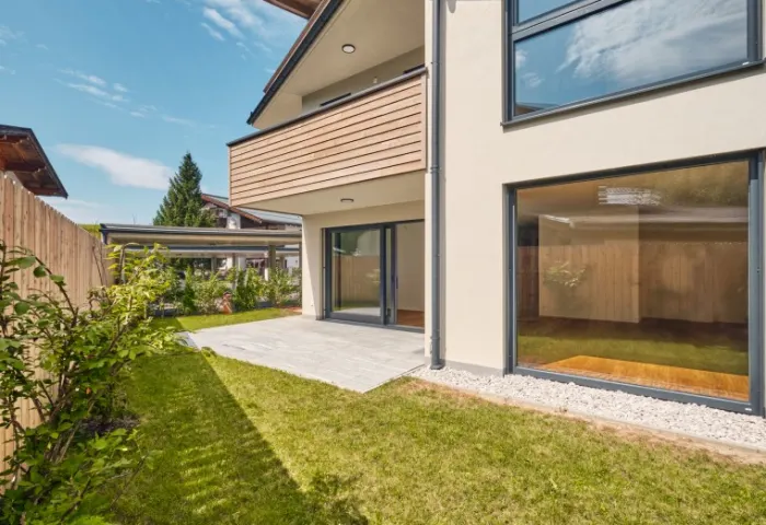 TERRASSE MIT GARTEN