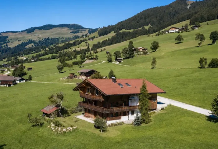 AUSSENANSICHT BAUERNHAUS